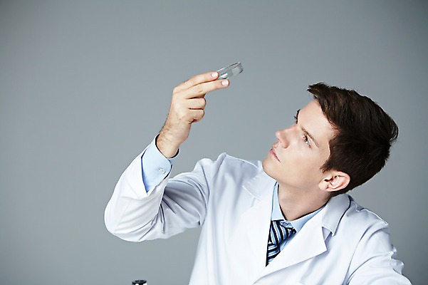 포토 JPG 스튜디오촬영 서양인 해외기획촬영 직업 응시 2012년태국 남자 과학 회색배경 실내 실험기구 실험 한명 들기 사람 상반신 20대 성인 관찰 가운 실험복 연구원 과학자 샬레 청년만 청년남자만 청년남자한명만 성인남자한명만 국내포토 외국인 1 시선 옷 백그라운드 모션 청년 내부 회색 학자 남자만 남자한명만 성인남자만 성인만 파일형식