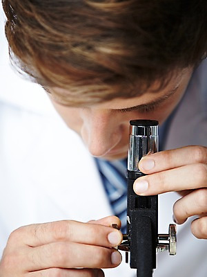 포토 JPG 스튜디오촬영 서양인 해외기획촬영 직업 응시 2012년태국 남자 과학 실내 현미경 실험기구 실험 한명 사람 상반신 20대 성인 앞모습 아웃포커스 관찰 가운 실험복 연구원 과학자 청년만 청년남자만 청년남자한명만 성인남자한명만 국내포토 외국인 1 시선 옷 뷰포인트 모션 촬영기법 청년 내부 학자 남자만 남자한명만 성인남자만 성인만 파일형식