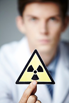 포토 JPG 스튜디오촬영 서양인 해외기획촬영 직업 2012년태국 남자 과학 회색배경 실내 실험 한명 들기 사람 상반신 20대 성인 앞모습 아웃포커스 가운 실험복 연구원 과학자 핵 페이퍼플레이 방사능 핵실험 청년만 청년남자만 청년남자한명만 성인남자한명만 국내포토 외국인 1 옷 뷰포인트 백그라운드 모션 촬영기법 청년 내부 회색 학자 남자만 남자한명만 성인남자만 성인만 파일형식