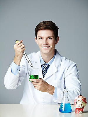 포토 JPG 스튜디오촬영 서양인 해외기획촬영 직업 2012년태국 남자 과학 인체모형 탁자 회색배경 실내 실험기구 실험 한명 웃음 들기 사람 상반신 20대 성인 앞모습 가운 실험복 액체 연구원 스포이트 과학자 플라스크 비커 삼각플라스크 용액 페이퍼플레이 청년만 청년남자만 청년남자한명만 성인남자한명만 국내포토 외국인 1 옷 뷰포인트 가구 백그라운드 모션 표정 청년 내부 모형 회색 피펫 학자 남자만 남자한명만 성인남자만 성인만 파일형식