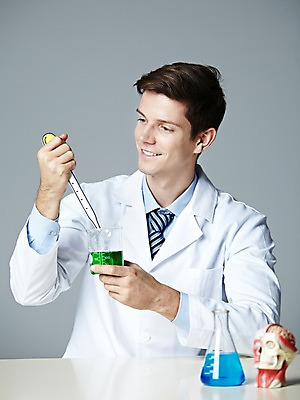 포토 JPG 스튜디오촬영 서양인 해외기획촬영 직업 2012년태국 남자 과학 인체모형 탁자 회색배경 실내 실험기구 실험 한명 웃음 들기 사람 상반신 20대 성인 앞모습 가운 실험복 액체 연구원 스포이트 과학자 플라스크 비커 삼각플라스크 용액 페이퍼플레이 청년만 청년남자만 청년남자한명만 성인남자한명만 국내포토 외국인 1 옷 뷰포인트 가구 백그라운드 모션 표정 청년 내부 모형 회색 피펫 학자 남자만 남자한명만 성인남자만 성인만 파일형식