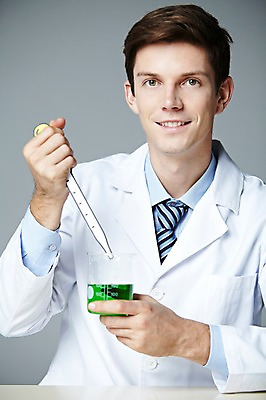 포토 JPG 스튜디오촬영 서양인 해외기획촬영 직업 2012년태국 남자 과학 탁자 회색배경 실내 실험기구 실험 한명 웃음 들기 사람 상반신 20대 성인 앞모습 가운 실험복 액체 연구원 스포이트 과학자 비커 용액 페이퍼플레이 청년만 청년남자만 청년남자한명만 성인남자한명만 국내포토 외국인 1 옷 뷰포인트 가구 백그라운드 모션 표정 청년 내부 회색 피펫 학자 남자만 남자한명만 성인남자만 성인만 파일형식