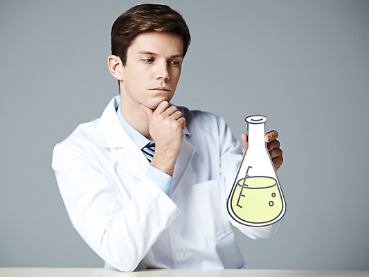 포토 JPG 스튜디오촬영 서양인 해외기획촬영 직업 응시 2012년태국 남자 과학 생각 탁자 회색배경 실내 실험기구 실험 한명 들기 사람 상반신 20대 성인 앞모습 턱괴기 가운 실험복 액체 연구원 과학자 플라스크 고민 삼각플라스크 용액 페이퍼플레이 청년만 청년남자만 청년남자한명만 성인남자한명만 국내포토 외국인 1 시선 옷 감정 뷰포인트 가구 백그라운드 모션 청년 내부 회색 학자 남자만 남자한명만 성인남자만 성인만 파일형식