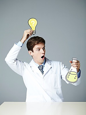 포토 JPG 스튜디오촬영 서양인 해외기획촬영 직업 2012년태국 남자 과학 전구 탁자 회색배경 실내 실험기구 실험 한명 들기 사람 상반신 20대 성인 앞모습 놀람 물음표 가운 실험복 액체 연구원 과학자 플라스크 삼각플라스크 용액 머리위 페이퍼플레이 청년만 청년남자만 청년남자한명만 성인남자한명만 국내포토 외국인 1 기호 옷 감정 뷰포인트 가구 백그라운드 모션 표정 청년 내부 회색 학자 남자만 남자한명만 성인남자만 성인만 파일형식