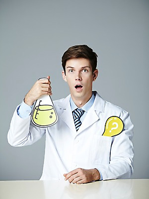포토 JPG 스튜디오촬영 서양인 해외기획촬영 직업 2012년태국 남자 과학 전구 탁자 회색배경 실내 실험기구 실험 한명 들기 사람 상반신 20대 성인 앞모습 놀람 물음표 가운 실험복 액체 연구원 과학자 플라스크 삼각플라스크 용액 페이퍼플레이 청년만 청년남자만 청년남자한명만 성인남자한명만 국내포토 외국인 1 기호 옷 감정 뷰포인트 가구 백그라운드 모션 표정 청년 내부 회색 학자 남자만 남자한명만 성인남자만 성인만 파일형식