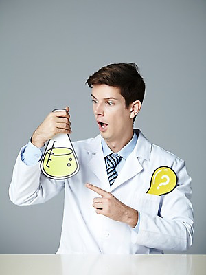 포토 JPG 스튜디오촬영 서양인 해외기획촬영 직업 2012년태국 남자 과학 전구 탁자 회색배경 실내 실험기구 실험 한명 들기 사람 손짓 상반신 20대 성인 앞모습 놀람 물음표 가리킴 가운 실험복 액체 연구원 과학자 플라스크 삼각플라스크 용액 페이퍼플레이 청년만 청년남자만 청년남자한명만 성인남자한명만 국내포토 외국인 1 기호 옷 감정 뷰포인트 가구 백그라운드 모션 표정 청년 내부 회색 학자 남자만 남자한명만 성인남자만 성인만 파일형식