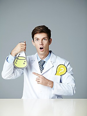 포토 JPG 스튜디오촬영 서양인 해외기획촬영 직업 2012년태국 남자 과학 전구 탁자 회색배경 실내 실험기구 실험 한명 들기 사람 손짓 상반신 20대 성인 앞모습 놀람 물음표 가리킴 가운 실험복 액체 연구원 과학자 플라스크 삼각플라스크 용액 페이퍼플레이 청년만 청년남자만 청년남자한명만 성인남자한명만 국내포토 외국인 1 기호 옷 감정 뷰포인트 가구 백그라운드 모션 표정 청년 내부 회색 학자 남자만 남자한명만 성인남자만 성인만 파일형식