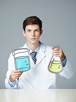 포토 JPG 스튜디오촬영 서양인 해외기획촬영 직업 2012년태국 남자 과학 탁자 회색배경 실내 실험기구 실험 한명 들기 사람 상반신 20대 성인 앞모습 가운 실험복 액체 연구원 과학자 플라스크 비커 삼각플라스크 용액 페이퍼플레이 청년만 청년남자만 청년남자한명만 성인남자한명만 국내포토 외국인 1 옷 뷰포인트 가구 백그라운드 모션 청년 내부 회색 학자 남자만 남자한명만 성인남자만 성인만 파일형식