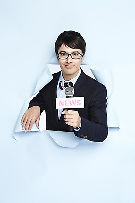 포토 JPG 스튜디오촬영 서양인 해외기획촬영 직업 2012년태국 남자 종이 안경 실내 한명 들기 사람 정장 상반신 성인 앞모습 30대 뉴스 아나운서 사회자 마이크 파란배경 쇼 인터뷰 진행 성인남자한명만 장년만 장년남자만 장년남자한명만 국내포토 외국인 1 잡화 옷 뷰포인트 음향기기 백그라운드 모션 내부 장년 파란색 남자만 남자한명만 성인남자만 성인만 파일형식