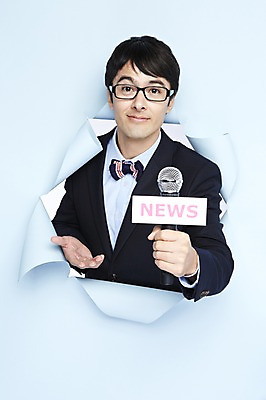 포토 JPG 스튜디오촬영 서양인 해외기획촬영 직업 2012년태국 남자 종이 안경 실내 한명 들기 사람 정장 상반신 성인 앞모습 30대 뉴스 아나운서 사회자 마이크 파란배경 쇼 인터뷰 진행 성인남자한명만 장년만 장년남자만 장년남자한명만 국내포토 외국인 1 잡화 옷 뷰포인트 음향기기 백그라운드 모션 내부 장년 파란색 남자만 남자한명만 성인남자만 성인만 파일형식