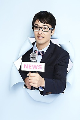 포토 JPG 스튜디오촬영 서양인 해외기획촬영 직업 응시 2012년태국 남자 종이 안경 실내 한명 들기 사람 정장 상반신 성인 앞모습 30대 뉴스 아나운서 사회자 마이크 파란배경 쇼 인터뷰 진행 성인남자한명만 장년만 장년남자만 장년남자한명만 국내포토 외국인 1 시선 잡화 옷 뷰포인트 음향기기 백그라운드 모션 내부 장년 파란색 남자만 남자한명만 성인남자만 성인만 파일형식