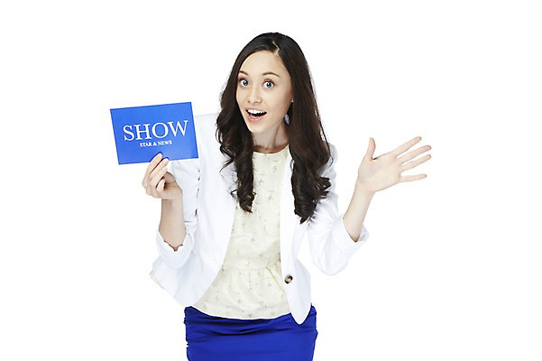 포토 JPG 스튜디오촬영 서양인 해외기획촬영 직업 2012년태국 여자 실내 한명 웃음 들기 누끼 사람 정장 상반신 20대 성인 앞모습 사회자 쇼 인터뷰 진행 청년만 청년여자만 청년여자한명만 성인여자한명만 국내포토 외국인 1 옷 뷰포인트 모션 표정 청년 내부 여자만 여자한명만 성인여자만 성인만 파일형식