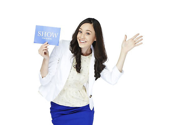 포토 JPG 스튜디오촬영 서양인 해외기획촬영 직업 2012년태국 여자 실내 한명 웃음 들기 누끼 사람 정장 상반신 20대 성인 앞모습 사회자 쇼 인터뷰 진행 청년만 청년여자만 청년여자한명만 성인여자한명만 국내포토 외국인 1 옷 뷰포인트 모션 표정 청년 내부 여자만 여자한명만 성인여자만 성인만 파일형식