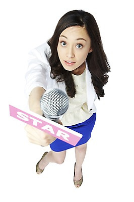 포토 JPG 스튜디오촬영 전신 서양인 해외기획촬영 직업 2012년태국 여자 별 실내 한명 서기 들기 누끼 사람 정장 20대 성인 앞모습 하이앵글 올려보기 사회자 마이크 쇼 스타 인터뷰 진행 청년만 청년여자만 청년여자한명만 성인여자한명만 국내포토 자연요소 외국인 1 옷 뷰포인트 음향기기 모션 청년 내부 여자만 여자한명만 성인여자만 성인만 파일형식