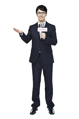 포토 JPG 스튜디오촬영 전신 서양인 해외기획촬영 직업 2012년태국 남자 안경 안내 실내 한명 서기 웃음 들기 누끼 사람 정장 손짓 성인 앞모습 30대 뉴스 아나운서 사회자 마이크 쇼 인터뷰 진행 성인남자한명만 장년만 장년남자만 장년남자한명만 국내포토 외국인 1 잡화 옷 뷰포인트 음향기기 모션 표정 내부 장년 남자만 남자한명만 성인남자만 성인만 파일형식