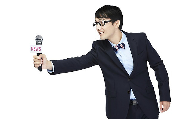 포토 JPG 스튜디오촬영 서양인 해외기획촬영 직업 응시 2012년태국 남자 안경 실내 한명 웃음 들기 누끼 사람 정장 상반신 성인 옆모습 30대 뉴스 아나운서 사회자 마이크 쇼 인터뷰 진행 성인남자한명만 장년만 장년남자만 장년남자한명만 국내포토 외국인 1 시선 잡화 옷 뷰포인트 음향기기 모션 표정 내부 장년 남자만 남자한명만 성인남자만 성인만 파일형식