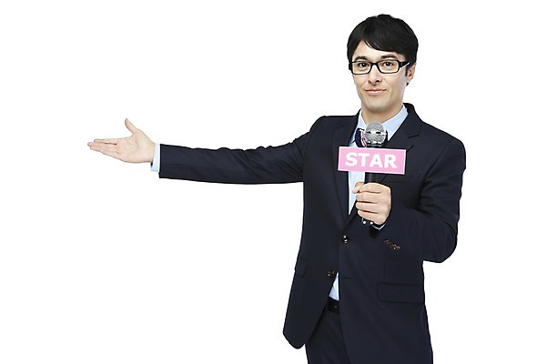 포토 JPG 스튜디오촬영 서양인 해외기획촬영 직업 2012년태국 남자 별 안경 안내 실내 한명 들기 누끼 사람 정장 손짓 상반신 성인 앞모습 30대 사회자 마이크 쇼 스타 인터뷰 진행 성인남자한명만 장년만 장년남자만 장년남자한명만 국내포토 자연요소 외국인 1 잡화 옷 뷰포인트 음향기기 모션 내부 장년 남자만 남자한명만 성인남자만 성인만 파일형식