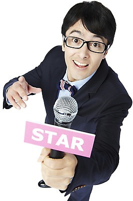 포토 JPG 스튜디오촬영 서양인 해외기획촬영 직업 2012년태국 남자 별 안경 실내 한명 웃음 들기 누끼 사람 정장 성인 앞모습 30대 하이앵글 올려보기 사회자 마이크 쇼 스타 인터뷰 진행 성인남자한명만 장년만 장년남자만 장년남자한명만 국내포토 자연요소 외국인 1 잡화 옷 뷰포인트 음향기기 모션 표정 내부 장년 남자만 남자한명만 성인남자만 성인만 파일형식