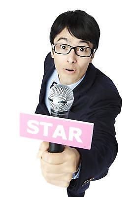 포토 JPG 스튜디오촬영 서양인 해외기획촬영 직업 2012년태국 남자 별 안경 실내 한명 들기 누끼 사람 정장 성인 앞모습 30대 하이앵글 놀람 올려보기 사회자 마이크 쇼 스타 인터뷰 진행 성인남자한명만 장년만 장년남자만 장년남자한명만 국내포토 자연요소 외국인 1 잡화 옷 감정 뷰포인트 음향기기 모션 표정 내부 장년 남자만 남자한명만 성인남자만 성인만 파일형식