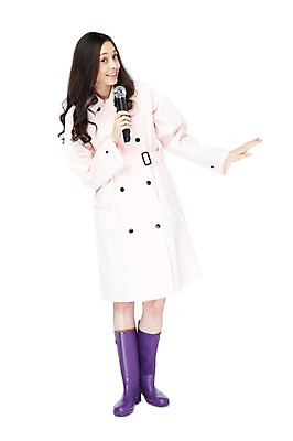 포토 JPG 스튜디오촬영 전신 서양인 해외기획촬영 직업 2012년태국 여자 날씨 실내 장화 한명 서기 웃음 들기 누끼 사람 20대 성인 앞모습 비 일기예보 마이크 기상캐스터 레인부츠 청년만 청년여자만 청년여자한명만 성인여자한명만 국내포토 자연요소 외국인 1 뷰포인트 음향기기 신발 모션 부츠 표정 청년 내부 여자만 여자한명만 성인여자만 성인만 파일형식