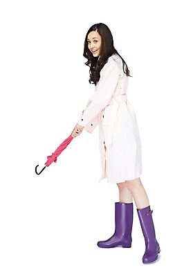 포토 JPG 스튜디오촬영 전신 서양인 해외기획촬영 직업 2012년태국 여자 우산 날씨 실내 장화 한명 서기 웃음 들기 누끼 사람 20대 성인 옆모습 비 일기예보 우비 기상캐스터 레인부츠 청년만 청년여자만 청년여자한명만 성인여자한명만 국내포토 자연요소 외국인 1 옷 뷰포인트 신발 모션 부츠 표정 청년 내부 여자만 여자한명만 성인여자만 성인만 파일형식