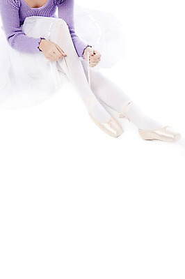 포토 JPG 스튜디오촬영 해외기획촬영 직업 2012년태국 여자 실내 한명 누끼 사람 앉기 신체부위 하반신 다리 춤 끈 묶기 발레 발레리나 발레복 토슈즈 국내포토 1 옷 신발 모션 문화예술 내부 파일형식