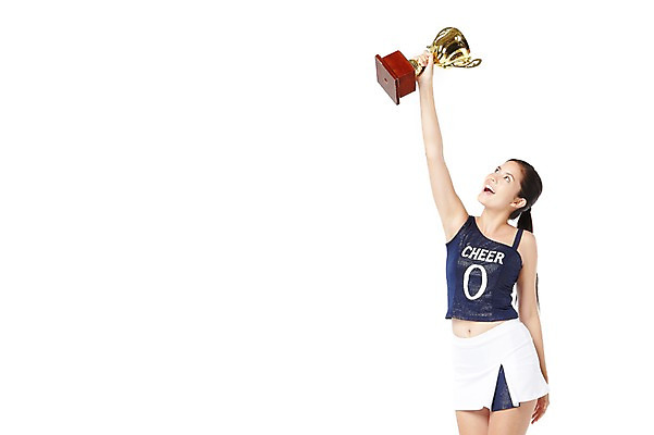 포토 JPG 스튜디오촬영 외국인 해외기획촬영 직업 2012년태국 여자 유니폼 응원 실내 한명 서기 웃음 들기 누끼 사람 상반신 20대 성인 앞모습 기쁨 올려보기 우승 트로피 치어리더 응원복 청년만 청년여자만 청년여자한명만 성인여자한명만 국내포토 1 옷 감정 뷰포인트 모션 표정 인종 청년 내부 최고 상_우승 여자만 여자한명만 성인여자만 성인만 파일형식