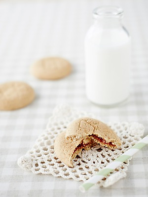 포토 JPG 스튜디오촬영 음료 음식 탁자 디저트 실내 빨대 근접촬영 사람없음 아웃포커스 쿠키 과자 우유 달콤 우유병 병 국내포토 식기 뷰포인트 가구 병_용기 유제품 촬영기법 내부 맛 파일형식