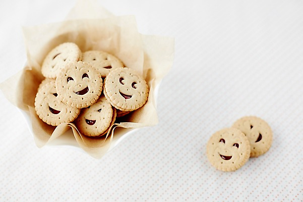 포토 JPG 스튜디오촬영 모양 그릇 식기 음식 탁자 디저트 실내 근접촬영 사람없음 아웃포커스 과자 달콤 얼굴모양 담기 샌드 국내포토 얼굴 뷰포인트 가구 모션 촬영기법 내부 맛 파일형식