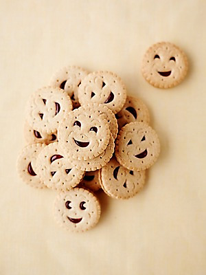 포토 JPG 스튜디오촬영 모양 음식 디저트 실내 근접촬영 사람없음 아웃포커스 쌓기 과자 달콤 얼굴모양 샌드 국내포토 얼굴 뷰포인트 모션 촬영기법 내부 맛 파일형식