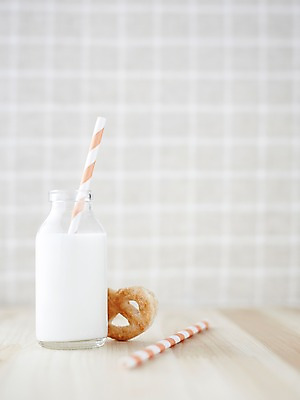 포토 JPG 스튜디오촬영 음식 탁자 디저트 실내 빨대 사람없음 아웃포커스 쿠키 과자 우유 달콤 우유병 병 파이 국내포토 식기 빵 가구 병_용기 유제품 촬영기법 내부 맛 파일형식