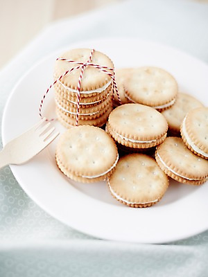 포토 JPG 스튜디오촬영 그릇 식기 접시 음식 포크 탁자 디저트 실내 근접촬영 사람없음 아웃포커스 쌓기 과자 끈 달콤 묶기 국내포토 뷰포인트 가구 모션 촬영기법 내부 맛 파일형식