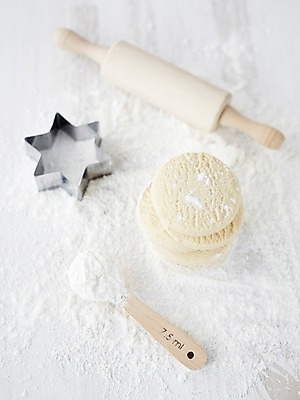 포토 JPG 스튜디오촬영 음식 재료 탁자 디저트 실내 틀 근접촬영 사람없음 아웃포커스 쿠키 과자 숟가락 달콤 가루 밀가루 밀대 국내포토 뷰포인트 가구 주방용품 촬영기법 수저 내부 맛 파일형식