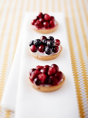 포토 JPG 스튜디오촬영 과일 탁자 디저트 실내 근접촬영 사람없음 아웃포커스 쿠키 과자 달콤 블루베리 크랜베리 국내포토 열매 음식 뷰포인트 가구 촬영기법 내부 맛 파일형식