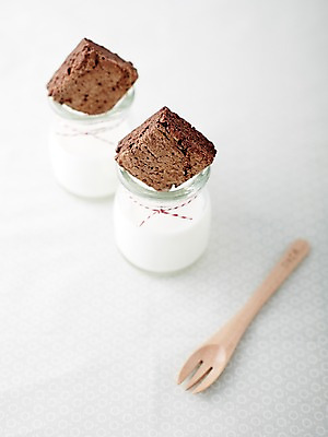 포토 JPG 스튜디오촬영 음료 음식 빵 포크 디저트 실내 근접촬영 사람없음 아웃포커스 과자 우유 달콤 우유병 병 브라우니 국내포토 식기 뷰포인트 병_용기 유제품 촬영기법 내부 맛 파일형식