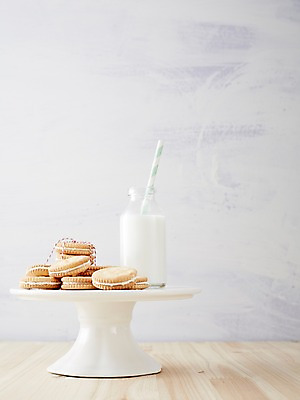 포토 JPG 스튜디오촬영 식기 음료 음식 탁자 디저트 실내 빨대 사람없음 과자 우유 끈 달콤 우유병 묶기 담기 샌드 국내포토 가구 모션 병_용기 유제품 내부 맛 파일형식