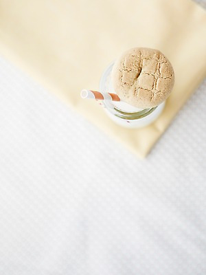 포토 JPG 스튜디오촬영 음료 음식 탁자 디저트 실내 빨대 근접촬영 사람없음 아웃포커스 쿠키 과자 우유 달콤 우유병 병 국내포토 식기 뷰포인트 가구 병_용기 유제품 촬영기법 내부 맛 파일형식