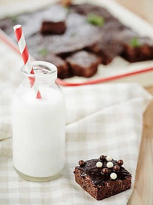 포토 JPG 스튜디오촬영 그릇 식기 음료 음식 빵 탁자 디저트 실내 빨대 근접촬영 사람없음 아웃포커스 과자 우유 달콤 우유병 병 브라우니 국내포토 뷰포인트 가구 병_용기 유제품 촬영기법 내부 맛 파일형식