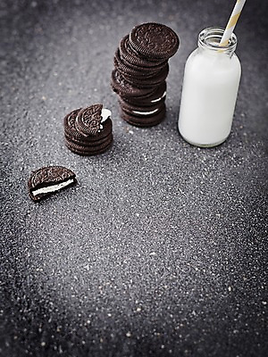 포토 JPG 스튜디오촬영 음료 음식 디저트 실내 빨대 근접촬영 사람없음 쌓기 쿠키 과자 우유 달콤 우유병 병 국내포토 식기 뷰포인트 모션 병_용기 유제품 내부 맛 파일형식