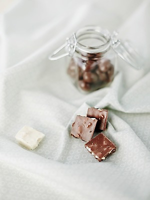 포토 JPG 스튜디오촬영 음식 디저트 실내 통 근접촬영 사람없음 아웃포커스 과자 초콜릿 달콤 천 담기 국내포토 뷰포인트 모션 촬영기법 내부 직물 맛 파일형식