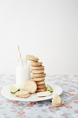 포토 JPG 스튜디오촬영 그릇 식기 접시 음료 음식 탁자 디저트 실내 빨대 근접촬영 사람없음 쌓기 과자 우유 달콤 우유병 병 샌드 국내포토 뷰포인트 가구 모션 병_용기 유제품 내부 맛 파일형식