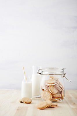 포토 JPG 스튜디오촬영 음료 음식 탁자 디저트 실내 통 빨대 근접촬영 사람없음 과자 우유 달콤 우유병 병 담기 샌드 국내포토 식기 뷰포인트 가구 모션 병_용기 유제품 내부 맛 파일형식