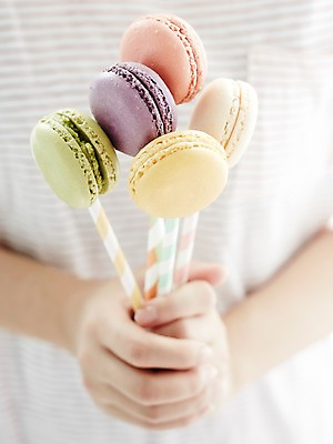 포토 JPG 스튜디오촬영 음식 빵 디저트 실내 한명 들기 사람 근접촬영 상반신 아웃포커스 과자 양손 달콤 마카롱 국내포토 1 손 뷰포인트 모션 촬영기법 내부 맛 파일형식