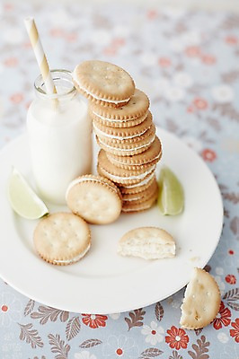 포토 JPG 스튜디오촬영 그릇 식기 접시 음료 음식 탁자 디저트 실내 빨대 근접촬영 사람없음 아웃포커스 쌓기 과자 우유 달콤 우유병 병 샌드 국내포토 뷰포인트 가구 모션 병_용기 유제품 촬영기법 내부 맛 파일형식