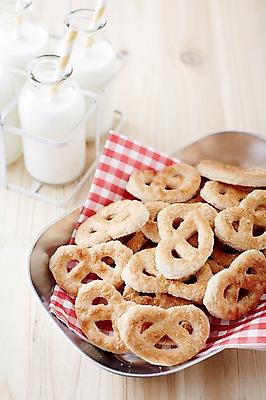 포토 JPG 스튜디오촬영 그릇 식기 음료 음식 탁자 디저트 실내 빨대 근접촬영 사람없음 아웃포커스 과자 우유 달콤 우유병 병 담기 파이 국내포토 빵 뷰포인트 가구 모션 병_용기 유제품 촬영기법 내부 맛 파일형식