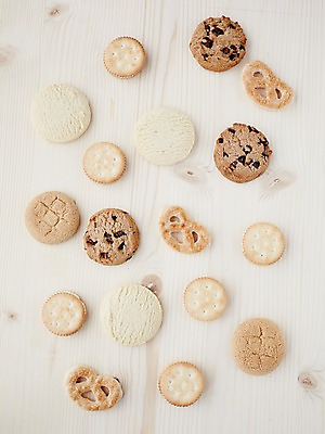 포토 JPG 스튜디오촬영 음식 탁자 디저트 실내 종류 근접촬영 사람없음 쿠키 과자 달콤 파이 샌드 초코칩 국내포토 빵 뷰포인트 가구 내부 초콜릿 맛 파일형식