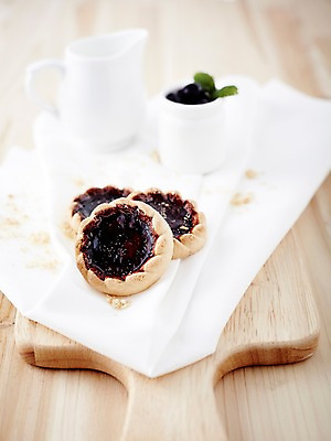 포토 JPG 스튜디오촬영 과일 탁자 디저트 도마 실내 근접촬영 사람없음 아웃포커스 쿠키 과자 달콤 병 블루베리 국내포토 식기 음식 뷰포인트 가구 주방용품 촬영기법 내부 맛 파일형식