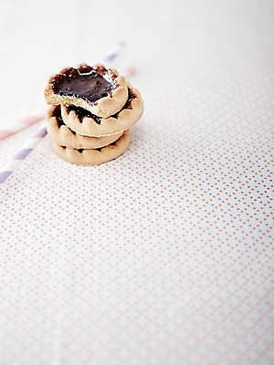 포토 JPG 스튜디오촬영 탁자 디저트 실내 빨대 근접촬영 사람없음 아웃포커스 쌓기 쿠키 과자 달콤 블루베리 국내포토 음식 뷰포인트 가구 과일 모션 촬영기법 내부 맛 파일형식