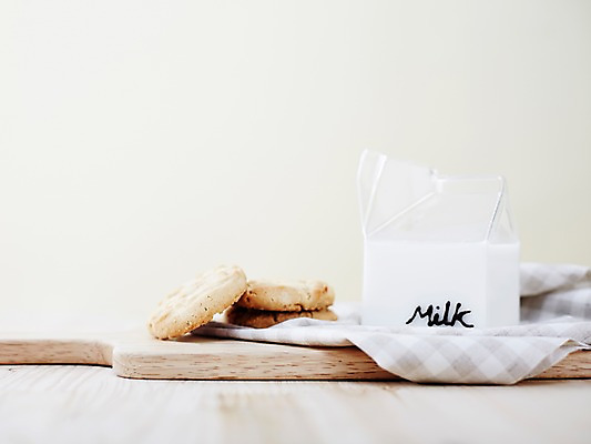 포토 JPG 스튜디오촬영 음료 음식 탁자 디저트 도마 실내 근접촬영 사람없음 쿠키 과자 우유 달콤 천 국내포토 우유갑 뷰포인트 가구 주방용품 유제품 내부 직물 맛 파일형식