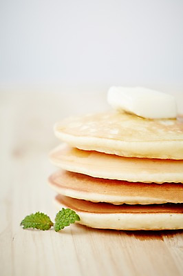 포토 JPG 스튜디오촬영 음식 빵 탁자 디저트 실내 근접촬영 사람없음 아웃포커스 쌓기 과자 케이크 달콤 팬케이크 국내포토 뷰포인트 가구 모션 촬영기법 내부 맛 파일형식